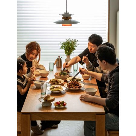 Bàn Ăn Gỗ Tự Nhiên Cổ Điển Đơn Giản Cho Chung Cư